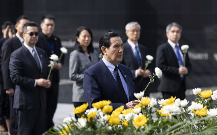 3月29日，中國國民黨前主席馬英九一行參觀了侵華日軍南京大屠殺遇難同胞紀念館，深切悼念遇難同胞。新華社記者 才揚 攝