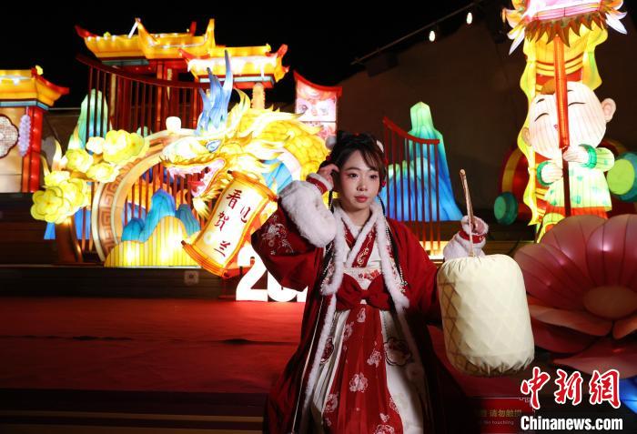 宁夏银川：璀璨灯会引游人