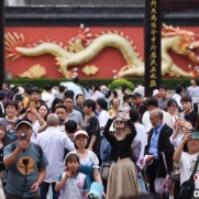 “五一”假期旅游市场火爆 中国经济“再上新台阶”