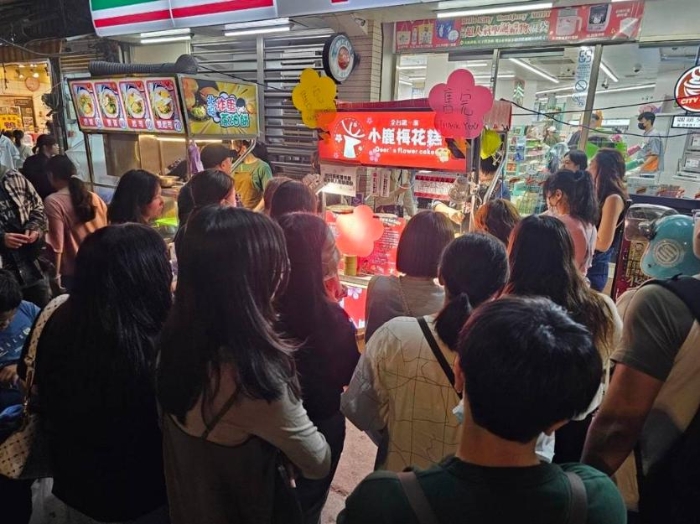 梅花糕摊前被民众团团包围。图片来源：台湾“中时新闻网”游定刚摄