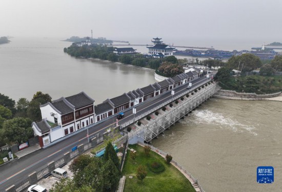 洪泽湖湖水通过高良涧闸流入苏北灌溉总渠（11月9日摄，无人机照片）。