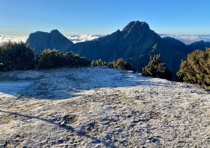 台湾气象台湾下雪玉山气象站