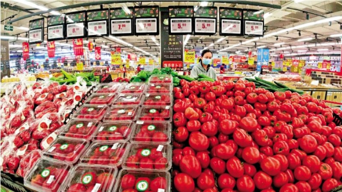 图：台湾当局长期以来禁止输入大陆2400多项产品，其中包括西红柿、葡萄、菠萝等多项农产品。香港《大公报》资料图片