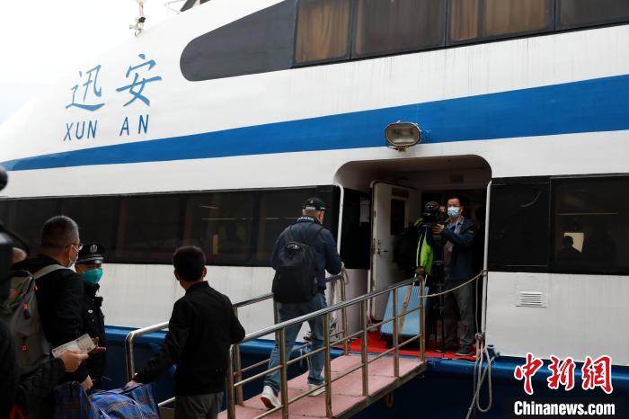 搭载133名乘客的“迅安”客轮，3月25日从厦门五通码头起航开往金门。　高崎边检供图