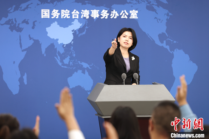 12月13日，国务院台办在北京举行例行新闻发布会。就台湾北一女中教师区桂芝炮轰台教育课纲“去中国化”，发言人朱凤莲表示，区老师说出了岛内很多老师、很多家长和很多专家学者的心里话，发出了正义之声。 中新社记者 张宇 摄