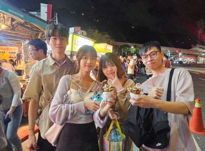 大陆小吃梅花糕受到年轻人喜爱。图片来源：台湾“中时新闻网”游定刚摄