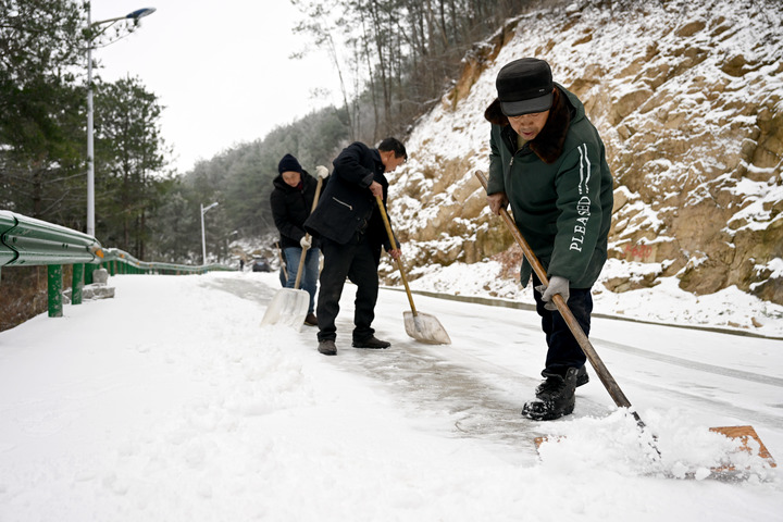 提防应答高温雨雪冰冻丨压实责任，细化提防措施——各地自动提防应答高温雨雪冰冻见闻