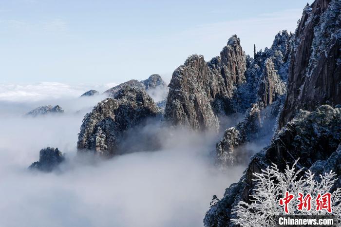 安徽：雪后黄山醉游人