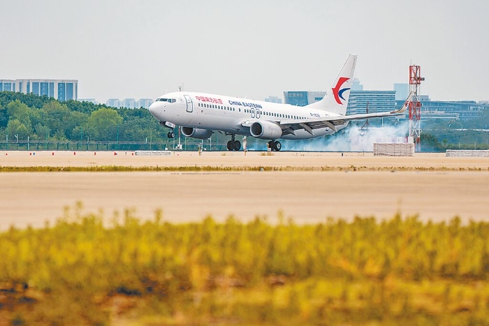 图为9月18日从台湾桃园直飞湖北武汉的东航MU2088航班降落在武汉天河国际机场。（新华社）