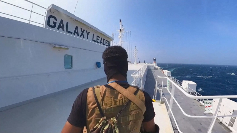11月20日，也门胡塞武装组织登上一艘货轮。该轮的25名船员至今依然被胡塞组织扣留为人质。（图源：路透社）