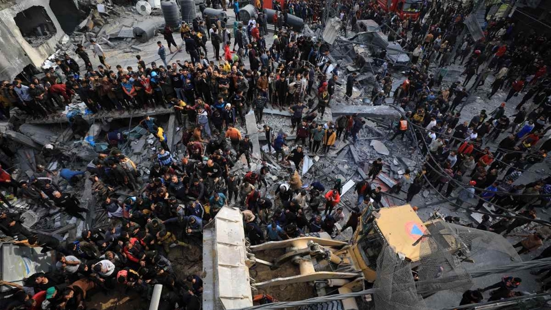 12月20日，在加沙地带南部城市拉法，人们在以军空袭后开展救援。（图源：新华社）