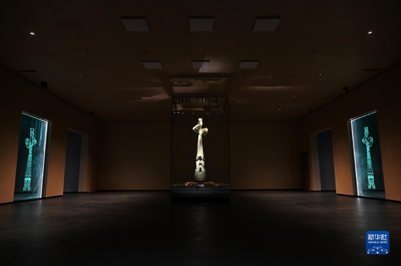 7月26日在三星堆博物馆新馆拍摄的青铜大立人像。（图源：新华社）