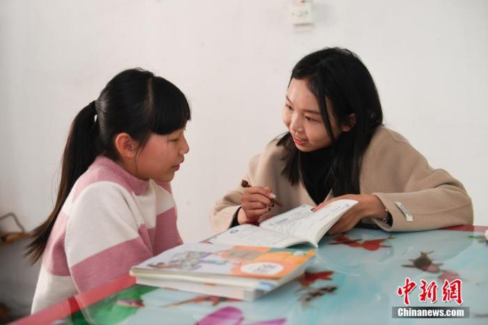 图为：方山乡“署理妈妈”在留守儿童家中为其教育作业。 王刚 摄