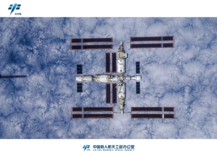 图为神舟十六号航天员拍摄空间站组合体全景图像。知中图/“中国载人航天”微信公共号