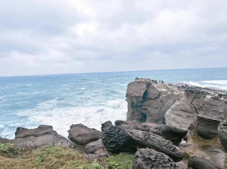 16日下午1點多，象鼻岩“象鼻”斷裂崩落入海。圖片來源：台灣《聯合報》。.jpg