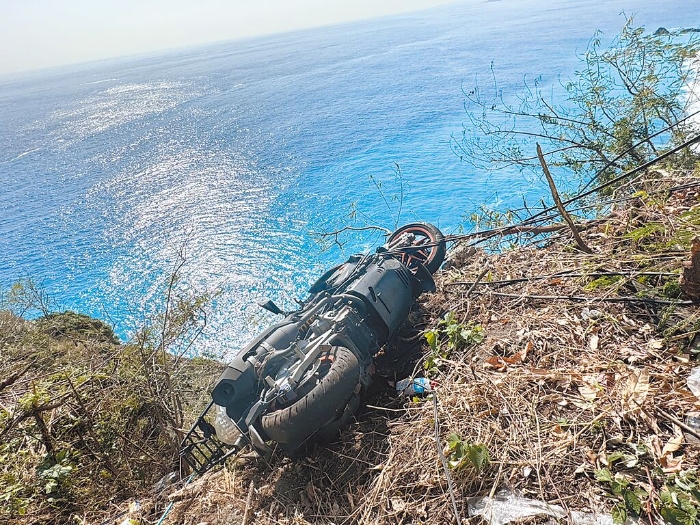有民众发现一辆摩托车悬挂在台9线公路一处悬崖边。 图片来源：台湾“中时新闻网”
