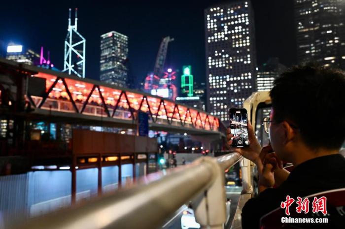 资料图：乘客乘搭观光巴士参与夜游香港岛活动。<a target='_blank' href='/' >中新网</a>记者 李志华 摄