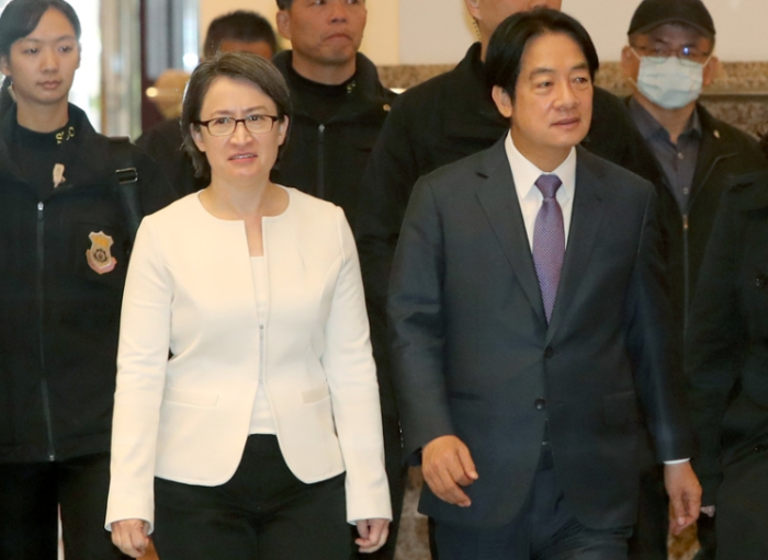 民进党2024候选人赖清德(右)及副手候选人萧美琴(左)9日出席选前国际记者会