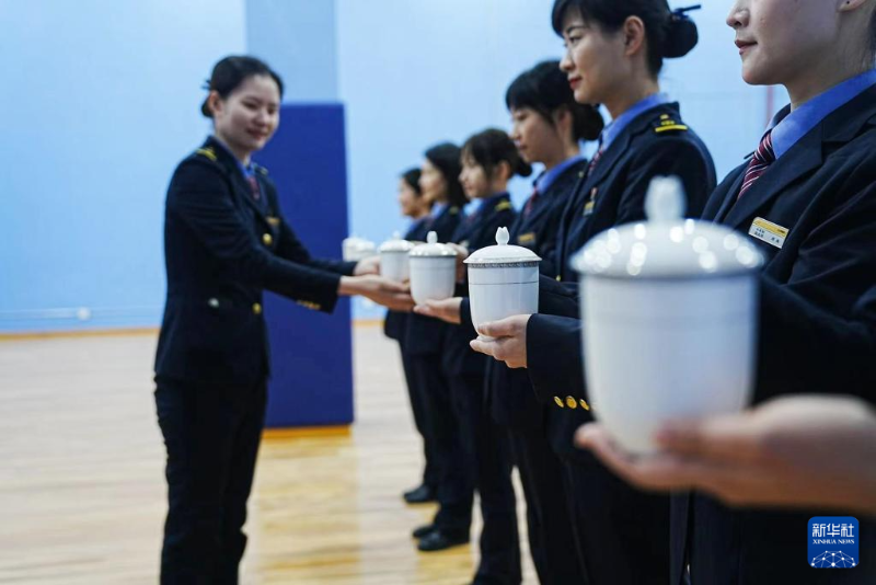 1月12日，铁路客运服务人员在合肥火车站进行服务礼仪培训。（图源：新华社）