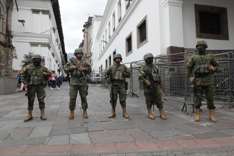 1月9日，厄瓜多尔军方人员在位于首都基多的总统府外执勤。新华社发（马特奥·阿马斯摄）