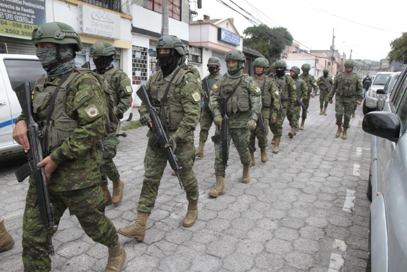  1月9日，厄瓜多尔军方人员在首都基多巡逻。新华社发（马特奥·阿马斯摄）