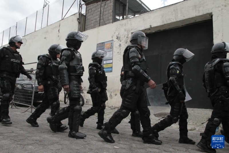 1月9日，厄瓜多尔警察在首都基多巡逻。新华社发（马特奥·阿马斯摄）