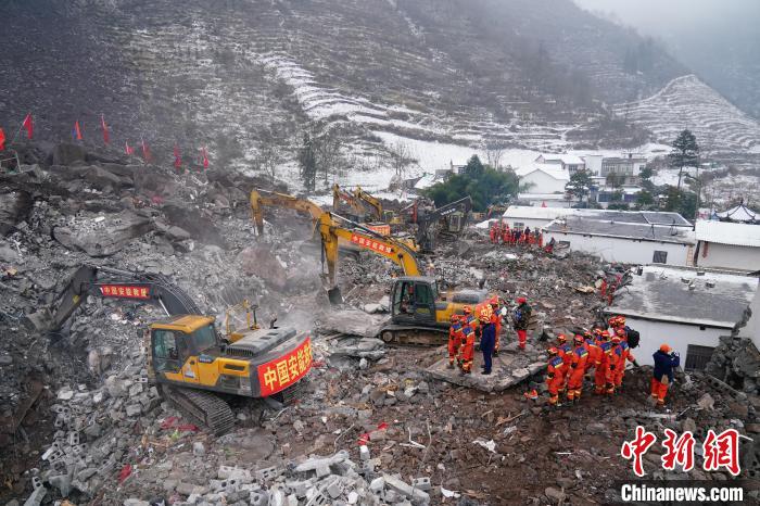 1月23日，云南省昭通市镇雄县塘房镇凉水村山体滑坡搜救现场，人机配合正在实施搜救。中新社记者 刘冉阳 摄