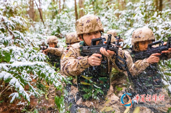 4.特战队员正在进行雪地追逃  施晨洲  摄_副本