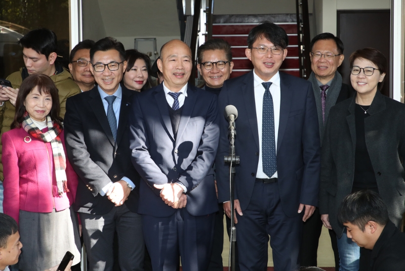 国民党立法院正副院长参选人韩国瑜（前左三）及江启臣（前左二）29日拜会民众党立法院党团，会后，韩国瑜及江启臣与民众党8位不分区立委当选人黄国昌（前右二）、黄珊珊（前右）、陈昭姿（前左）等人一起受访。（资料照／刘宗龙摄）