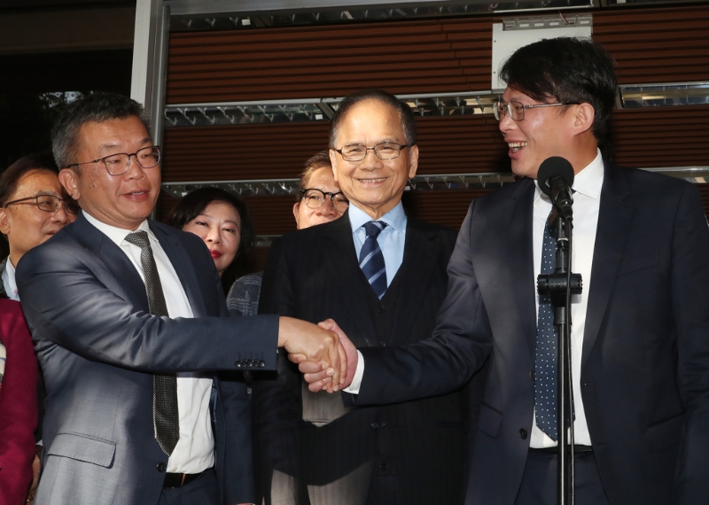民进党立法院正副院长参选人游锡堃（中）及蔡其昌（左）29日拜会民众党立法院党团。（资料照，刘宗龙摄）