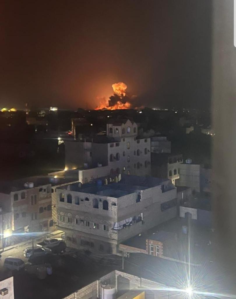 据也门萨巴通讯社1月12日报道，美国和英国的战机在当地时间当天凌晨空袭了也门首都萨那、西部红海城市荷台达和北部萨达省内的多处目标。图为1月12日在萨那拍摄的空袭后的爆炸画面（手机照片）。（图源：新华社）