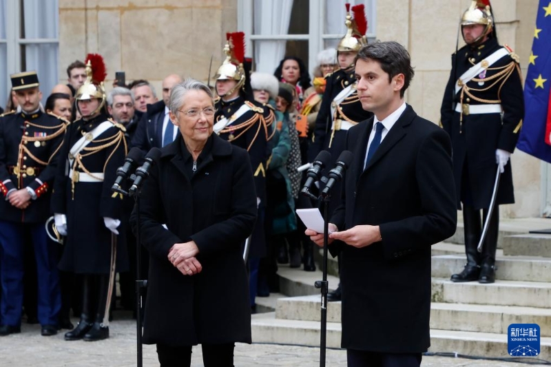 1月9日，加布里埃尔·阿塔尔（前右）在法国巴黎总理府举行的权力交接仪式上致辞。（图源：新华社）