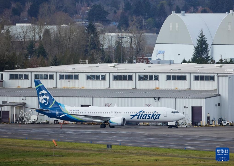 1月6日，美国阿拉斯加航空公司发生事故的波音737 MAX 9型客机停靠在美国波特兰的一处维修站。（图源：新华社）