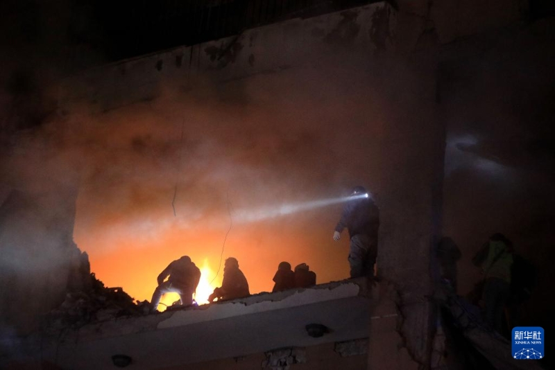 1月2日，救援人员在黎巴嫩贝鲁特南郊的以色列无人机袭击现场工作。（图源：新华社）