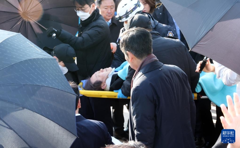1月2日，在韩国釜山，韩国最大在野党党首李在明遭袭，在现场进行紧急处置后被送往医院救治。（图源：新华社）