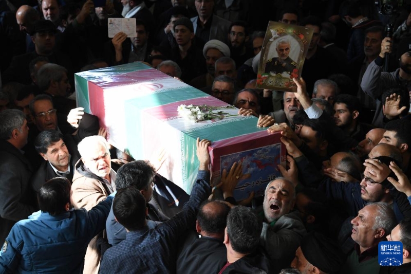 1月5日，在伊朗德黑兰，人们参加克尔曼市爆炸袭击事件遇难者的葬礼。（图源：新华社）