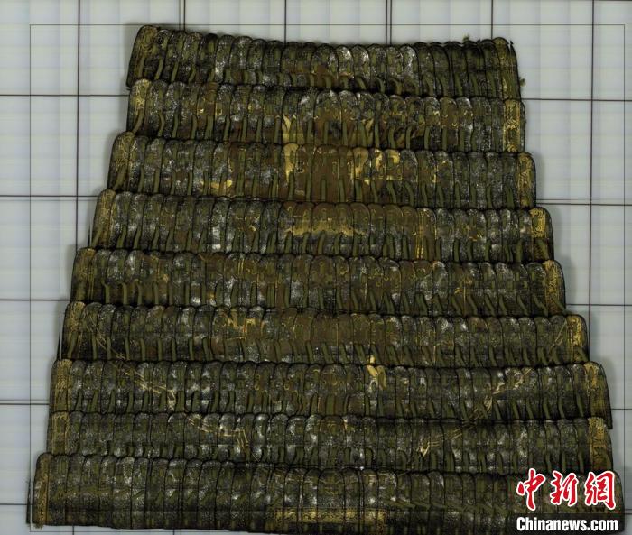 展览专门修复了李文忠家族收藏的一套皮甲并展开。　中国国家博物馆供图.jpeg