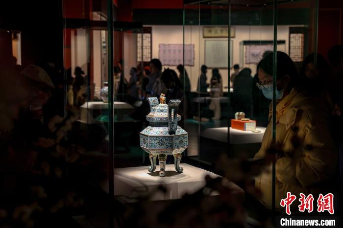 1月8日，江西省博物馆“御瓷归来”展览在南昌开幕，此次展览共展出180件(套)经典御瓷代表作。刘力鑫 摄.jpeg