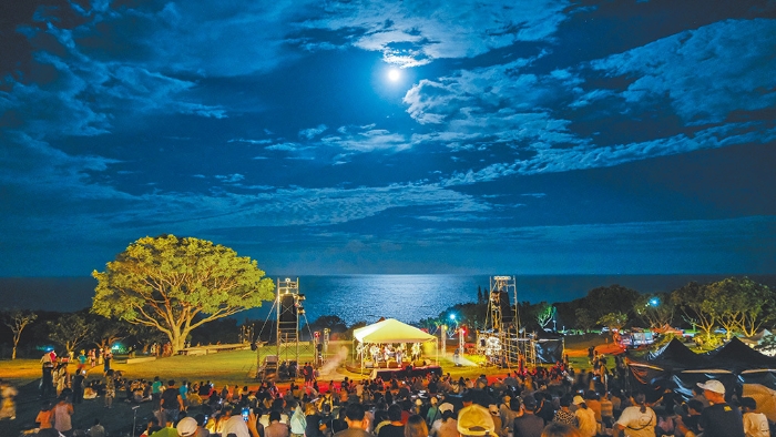 月光 海音樂會以東海岸獨有的月升在太平洋上的景色，成為全臺最令人嚮往的藝文活動。（圖／交通部觀光署東部海岸國家風景區管理處）

