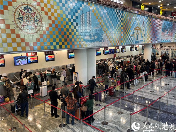 图为离境旅客有序排队办理登机牌。人民网记者 富子梅摄