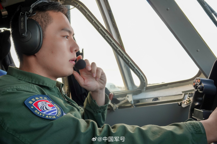 雏鹰展翅海军航空兵新毕业飞行员首飞
