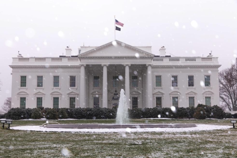 这是1月15日在美国首都华盛顿拍摄的雪中的白宫。（图源：新华社）