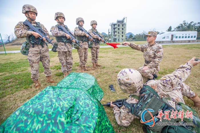 8.“武教头”进行旗语指挥实战运用。（施晨洲 摄）_副本