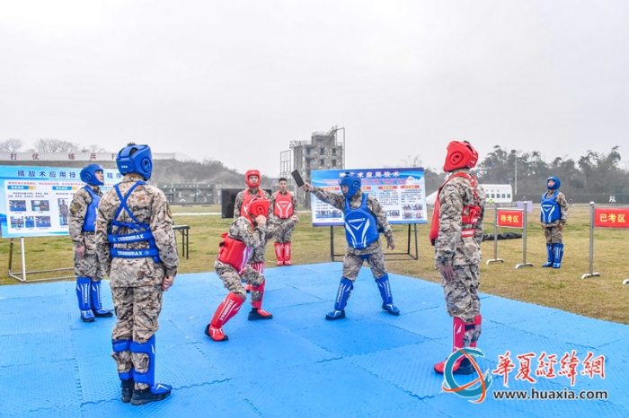 3.“武教头”进行擒敌术示范教学。（施晨洲 摄）_副本