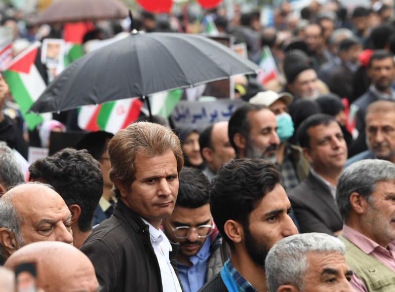 2023年11月4日，大批伊朗民众在德黑兰等多个城市举行集会。集会者表达了对巴勒斯坦人民的支持，严厉谴责了以色列对加沙地带的袭击。（图源：新华社）