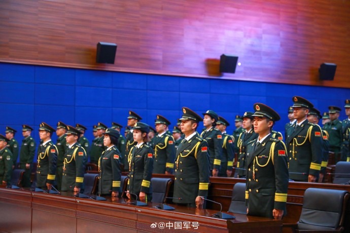 近日,南部战区陆军"老山旅"举行新毕业军官授衔仪式,并为2023年度受