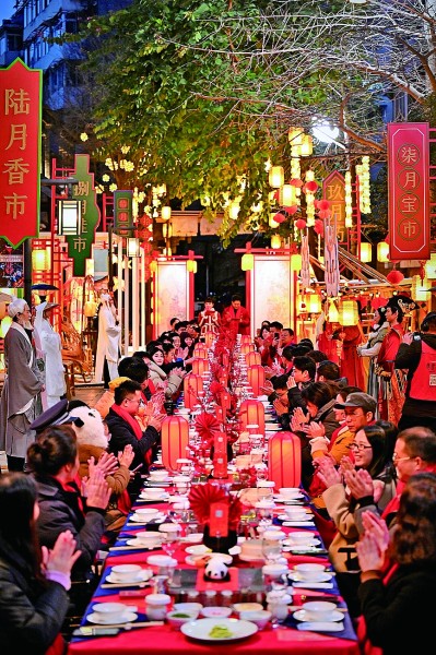 成都：宽窄巷子里的“年夜饭”