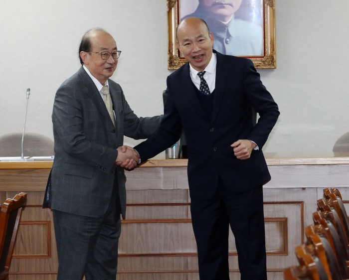 韩国瑜(右)5日主持立法院党团协商，会前与民进党团总召柯建铭(左)握手致意