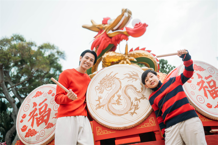 访客可进入“龙腾鸣鼓阵”尽情击鼓，为龙年打响头炮。香港海洋公园供图