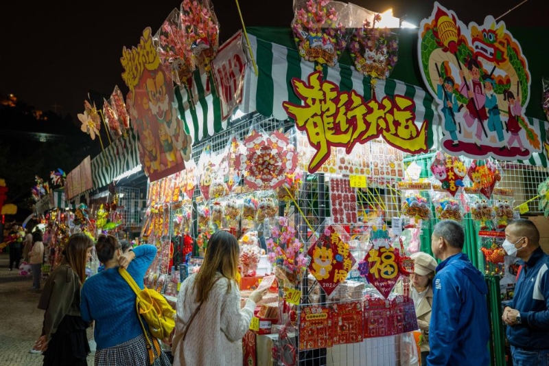 2月4日，市民在塔石广场年宵市场选购贺年礼品。新华社记者 张金加 摄